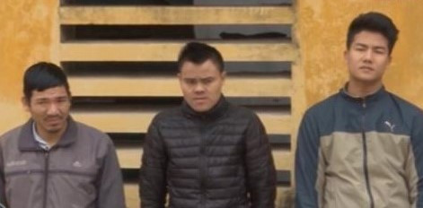 Ba đối tượng mặc thường phục giả danh công an lao vào cướp chiếu bạc đã bị khởi tố về tội cướp tài sản