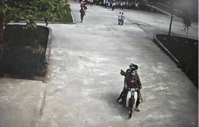 Camera của Trường THCS Phúc Đồng quay lại cảnh 4 thanh niên lao vào sân trường