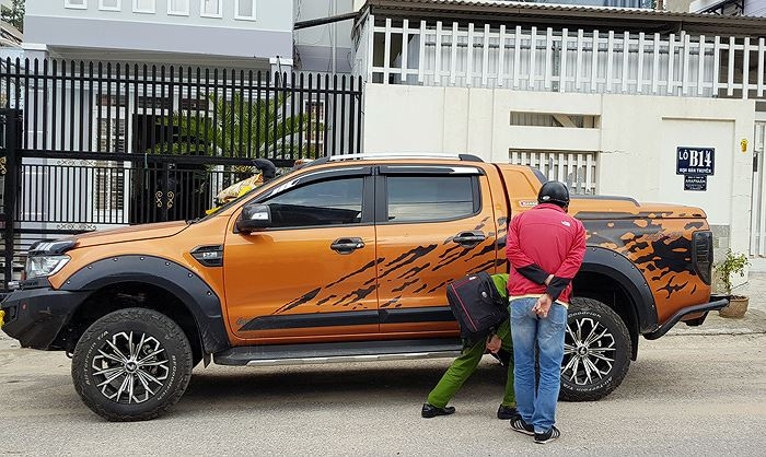 Công an Khám xét chiếc ô tô nghi bị trúng đạn