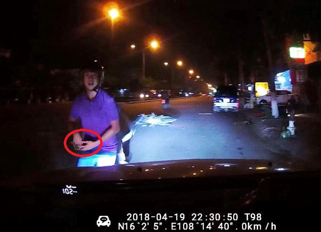 Nam thanh niên được cho là cầm sợi dây chuyền vàng (khoanh đỏ). Ảnh: Cắt từ clip