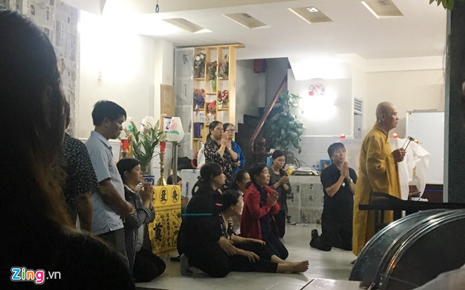 Người thân khấn vái, cầu siêu cho Tuyết