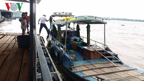 Phát hiện đò trôi trên sông trong đêm tối, ngư dân lai dắt đò về cột vào bè cá