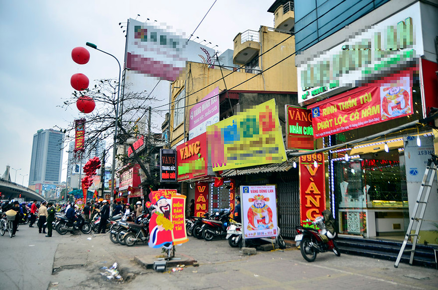 Chỉ cách nhau vài bước chân nhưng 2 cửa hàng vàng vắng vẻ so với một cửa hàng đông nghịt khách.