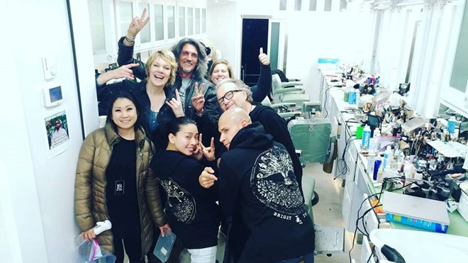 Ngô Thanh Vân chụp ảnh cùng các thành viên trong đoàn làm phim.