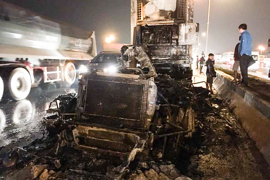 Phần đầu xe bị thiêu rụi sau đám cháy.