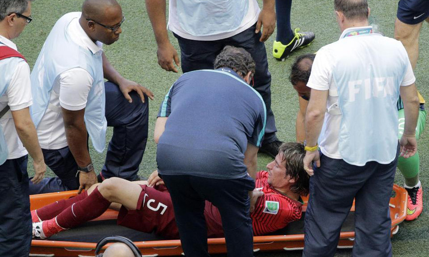 Coentrao phải rời sân bằng cáng trong trận Bồ Đào Nha thua Đức