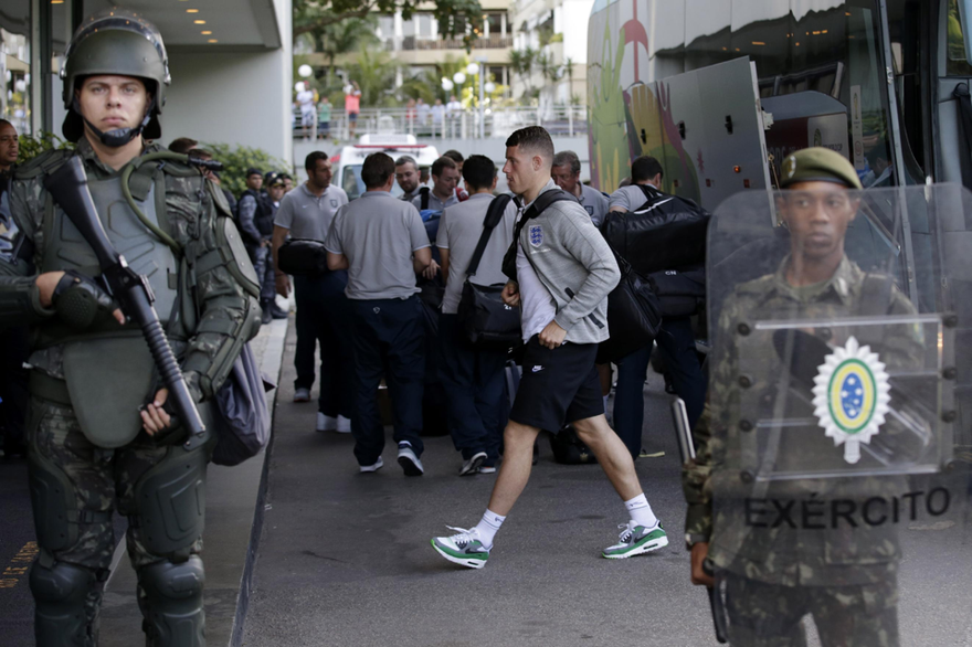 Ross Barkley đã lỡ xe buýt tuyển Anh tới sân tập.