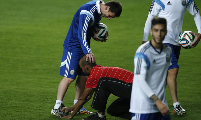Messi được một CĐV địa phương đánh giày