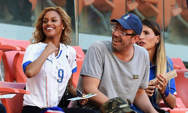 Vợ sắp cưới của siêu quậy Balotelli bốc lửa trên khán đài