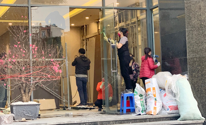 Nhiều khu chung cư cũng thuê người dọn dẹp riêng cho các khu nhà mới đang hoàn thiện.