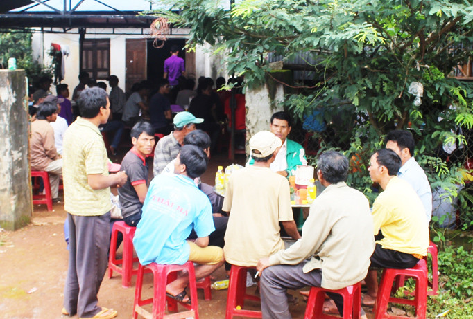 Gia đình tổ chức tang lễ cho anh Rơ Châm Jưm.