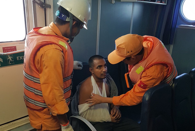 Việt Nam cứu hộ thuyền viên Ấn Độ gặp nạn trên biển