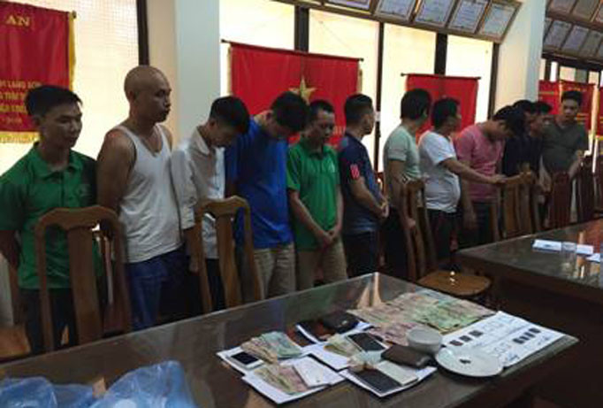 Nhóm lái xe đánh bạc bị bắt quả tang. Ảnh: Nguyệt My.