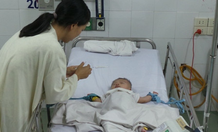 Qua chẩn đoán hình ảnh, bác sĩ xác định trong não bé Phát tồn tại một khối máu tụ. Đây có thể là nguyên nhân khiến tình trạng viêm màng não mủ của bệnh nhi lâu bình phục. Nếu điều trị nội khoa không mang lại kết quả, bác sĩ sẽ tính đến giải pháp phẫu thuậ