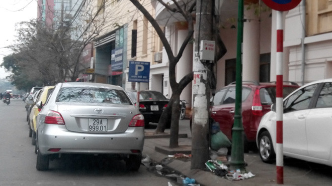 Biển cấm dừng đỗ, ngay sát đó lại cắm biển điểm đỗ xe