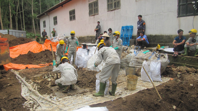 Việc khai quật, bốc xúc, vận chuyển chất thải hóa chất độc hại vẫn đang thực hiện