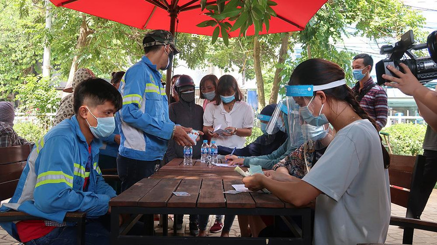 Công nhân nhận lương tại trụ sở Cty CP Tập đoàn Nam Hà Nội