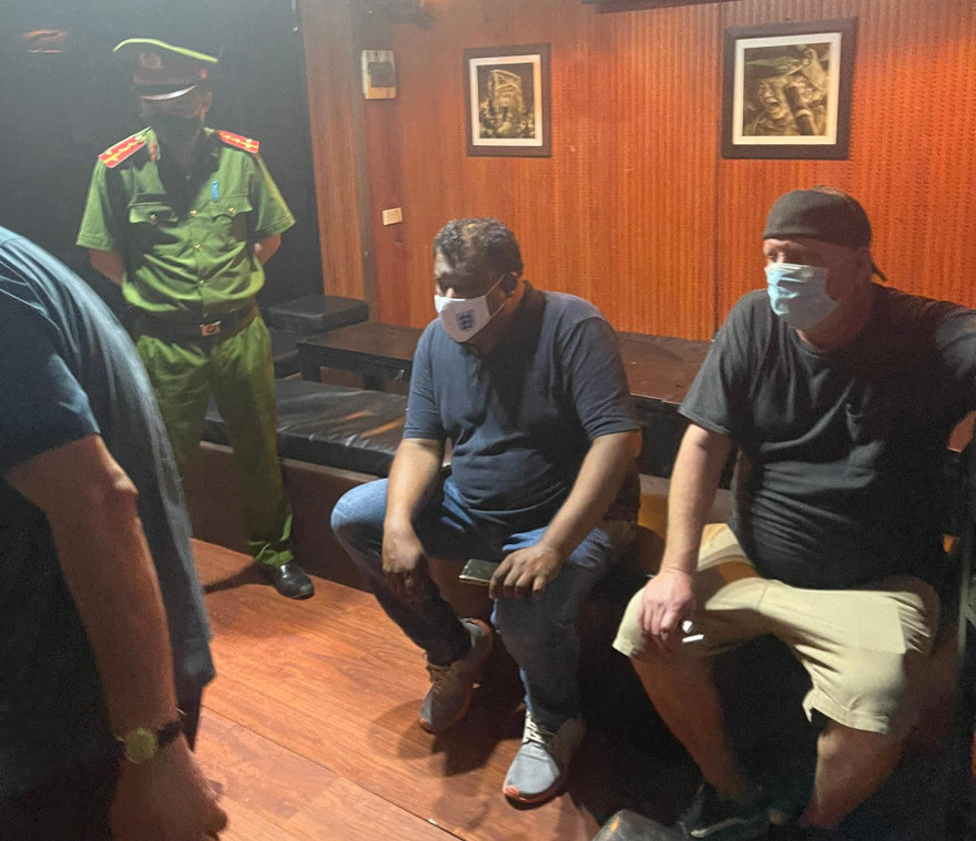 Quán rượu phục vụ khách nước ngoài lúc nửa đêm tại phố cổ. 