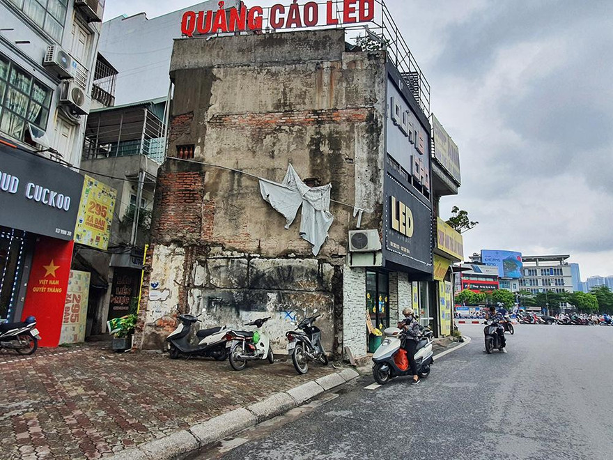 Ngôi nhà ôm trọn vỉa hè, gây ùn tắc giao thông tại tuyến đường nghìn tỷ Xã Đàn