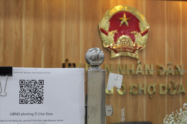 Quét mã QR tại UBND phường Ô Chợ Dừa