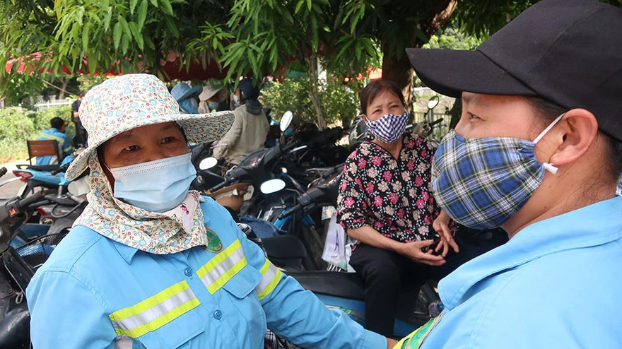 Các công nhân vệ sinh được nhận lương nợ lần 2 vào ngày 7/7