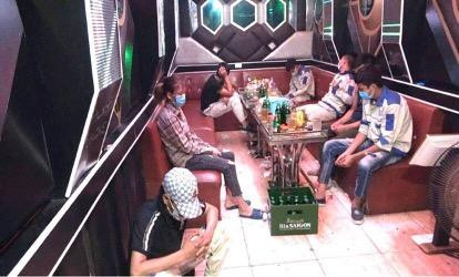 Quán karaoke tổ chức cho khách hát khi đang thực hiện Chỉ thị số 17 của thành phố