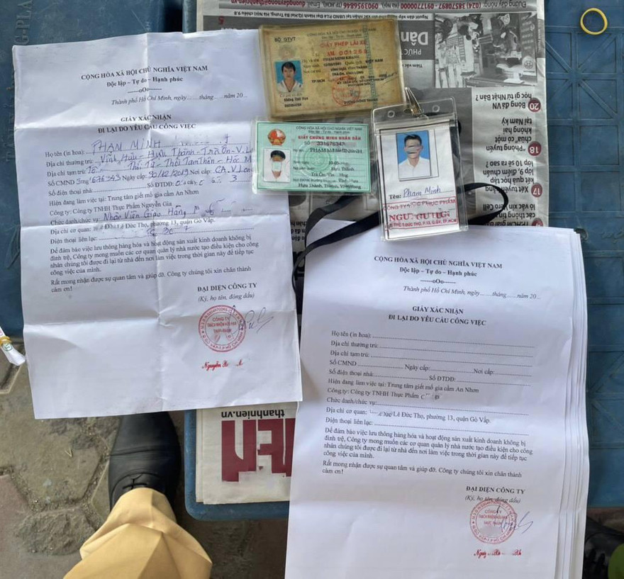 Các giấy tờ mà Phạm Minh K. trình với cơ Tổ kiểm tra sáng 12/8. Ảnh: P.L