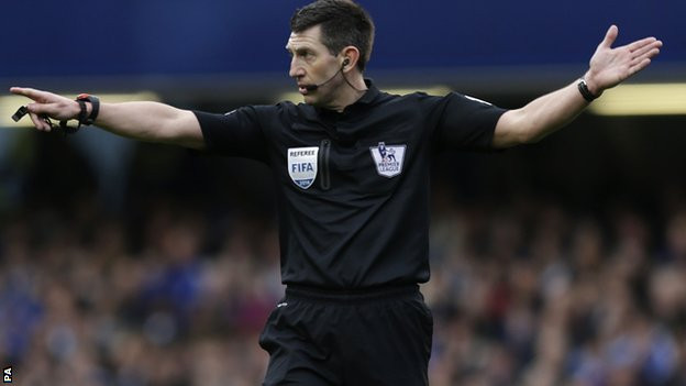 Lee Probert có vinh dự bắt trận chung kết FA Cup năm nay. Ảnh: PA