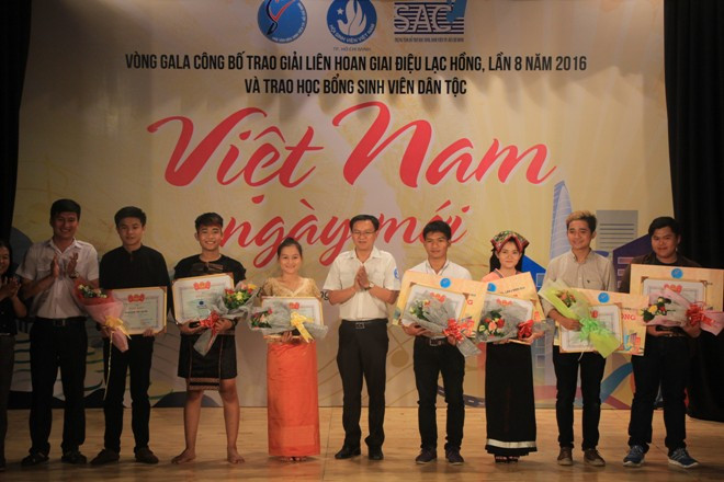 Trao 30 suất học bổng cho sinh viên dân tộc thiểu số