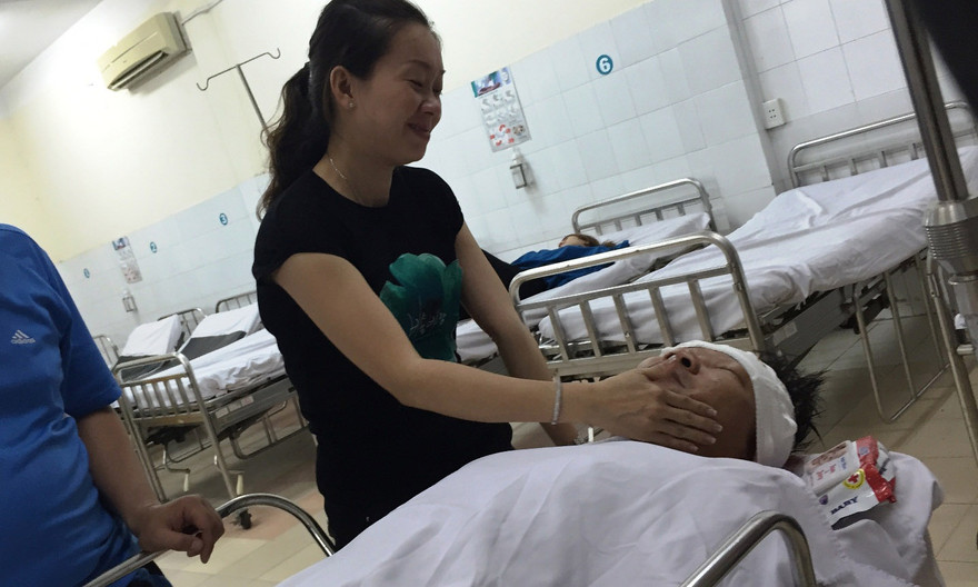 Anh Trọng bị hai kẻ lạ mặt chém trọng thương.