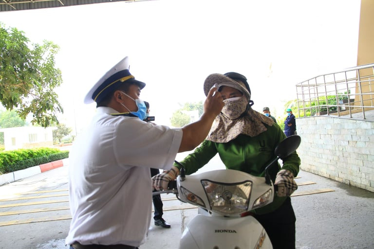 Đo thân nhiệt người qua lại biên giới.