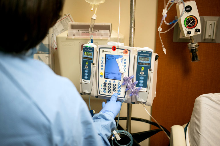 Một y tá đang chuẩn bị thuốc trị liệu miễn dịch tại Trung tâm Ung thư Anderson , đại học Texas ở Huston.