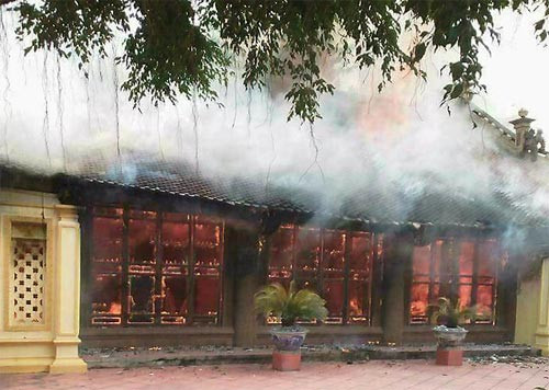 Bản tin 20H: Đình cổ bốc cháy dữ dội