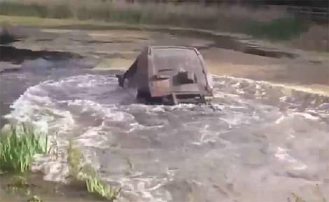 Suýt mất mạng khi chơi trò phi xe xuống hồ