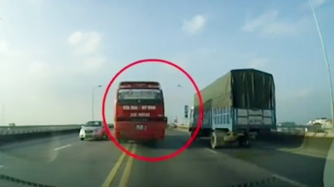 Thót tim cảnh xe khách chạy lấn làn, lao vun vút trên cầu