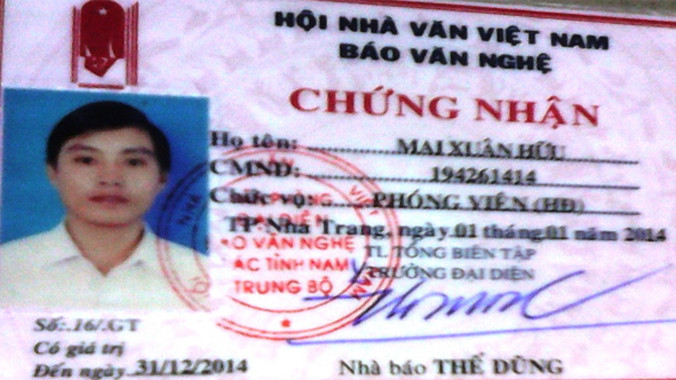 Mặt trong giấy giới thiệu của ông Mai Xuân Hữu được in như thẻ nhà báo 
