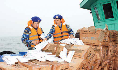 Nhiều đại biểu cho rằng tăng thuế tiêu thụ đặc biệt với thuốc lá cần đi đôi với chống buôn lậu hiệu quả. Ảnh: Báo Công Thương