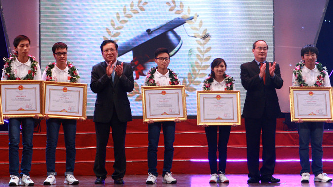 Chủ tịch Ủy ban T.Ư MTTQ Việt Nam Nguyễn Thiện Nhân (bìa phải) tặng Bằng khen của Thủ tướng Chính phủ cho học sinh đoạt huy chương Vàng Olympic Quốc tế các môn học. Ảnh: Xuân Tùng