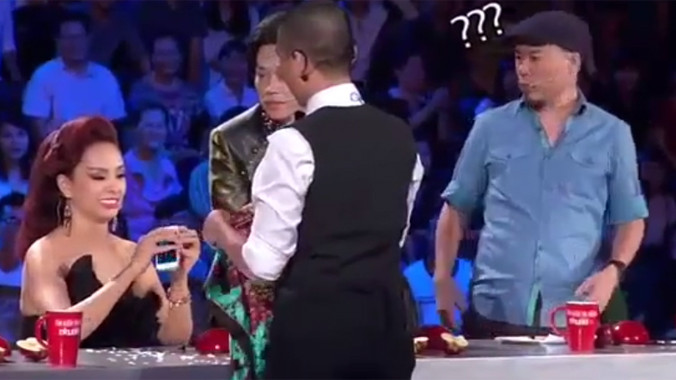 Huy Tuấn ngơ ngác vì bị trộm điện thoại trên sân khấu