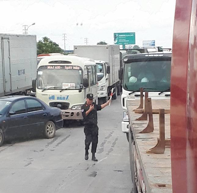 Tránh ùn tắc kéo dài, sáng nay quản lý trạm thu phí QL5 và cảnh sát đã bố trí khu vực riêng để tài xế dùng tiền lẻ trả phí.