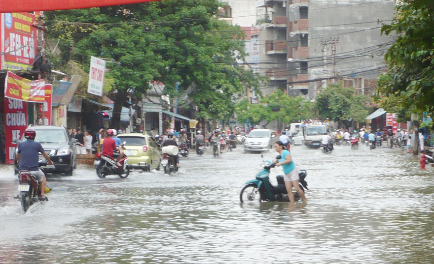 Hà Nội yêu cầu mở hết cửa hồ điều để chống ngập bão số 10 