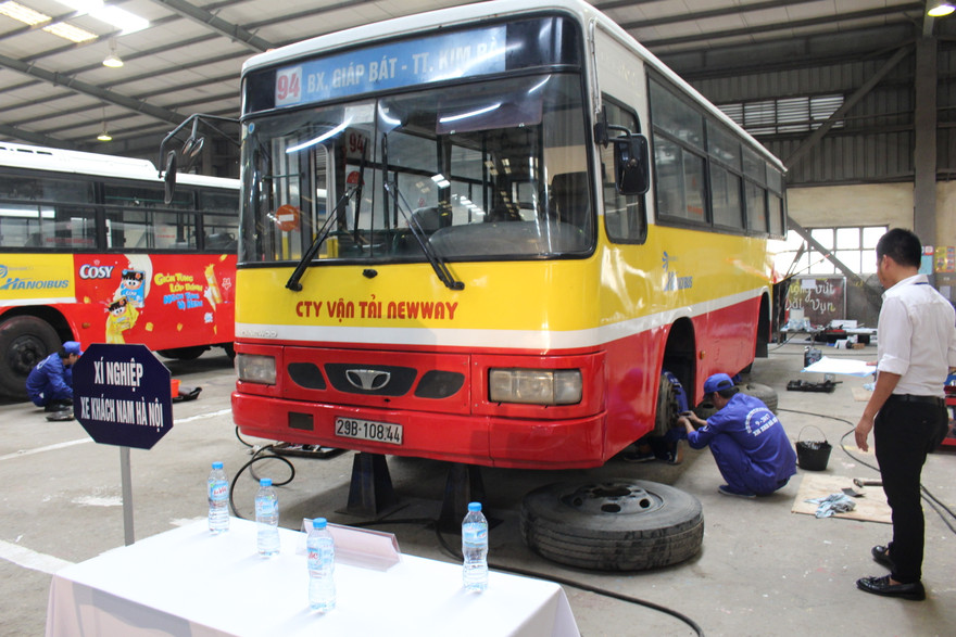 Tranh tài tại "Hội thi bảo dưỡng đình kỳ xe buýt" 2017 sáng 30/9