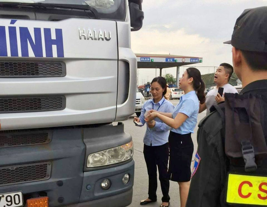 Để tránh "mưa" tiền lẻ tiếp tục diễn ra, VIDIFI đã đề nghị Bộ Công vào cuộc, hỗ trợ. Ảnh: NĐT