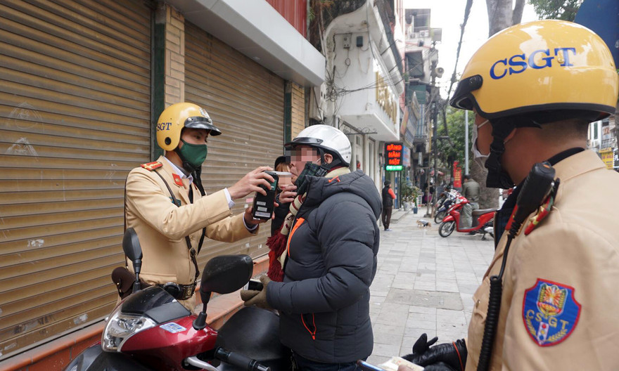 CSGT kiểm tra nồng độ cồn lái xe.