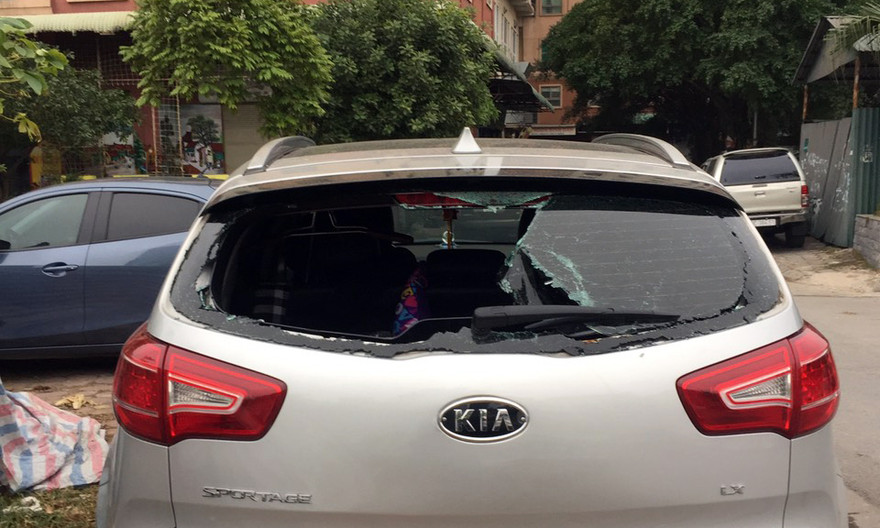 Chiếc ô tô bị vỡ kính sau.