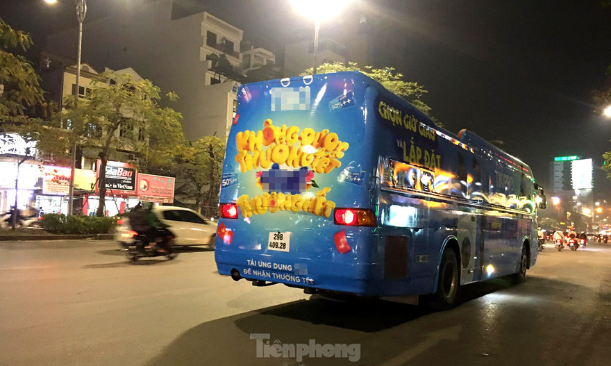 Chiếc xe ô tô dán kín decal quảng cáo lưu thông trên đường.