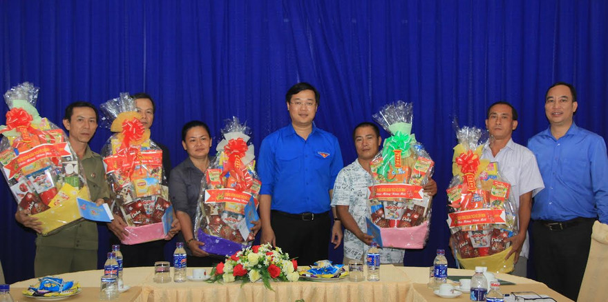 Bí thư thứ nhất T.Ư Đoàn Lê Quốc Phong tặng quà đến các anh chị em Cơ quan Trung ương Đoàn khu vực phía Nam.