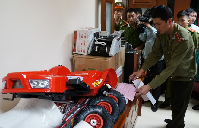 Công an quận Hai Bà Trưng (Hà Nội) vừa thông tin kết quả điều tra, khám phá chuyên án ma túy lớn, do Nguyễn Thu Hương (43 tuổi, người địa phương) cầm đầu.