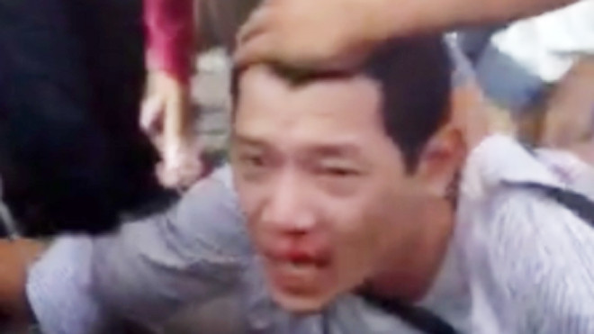 Đối tượng cướp điện thoại bị người dân bắt giữ. Ảnh chụp từ clip.