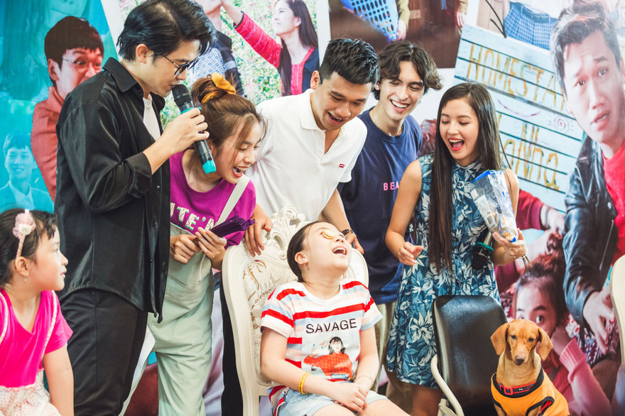 Dàn diễn viên "Nhà trọ Balanha" gặp gỡ người hâm mộ tại Hà N